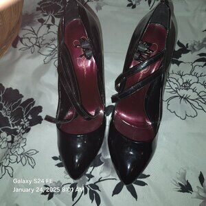 Jessica Simpson - Shoe's in a size 10, black in color.